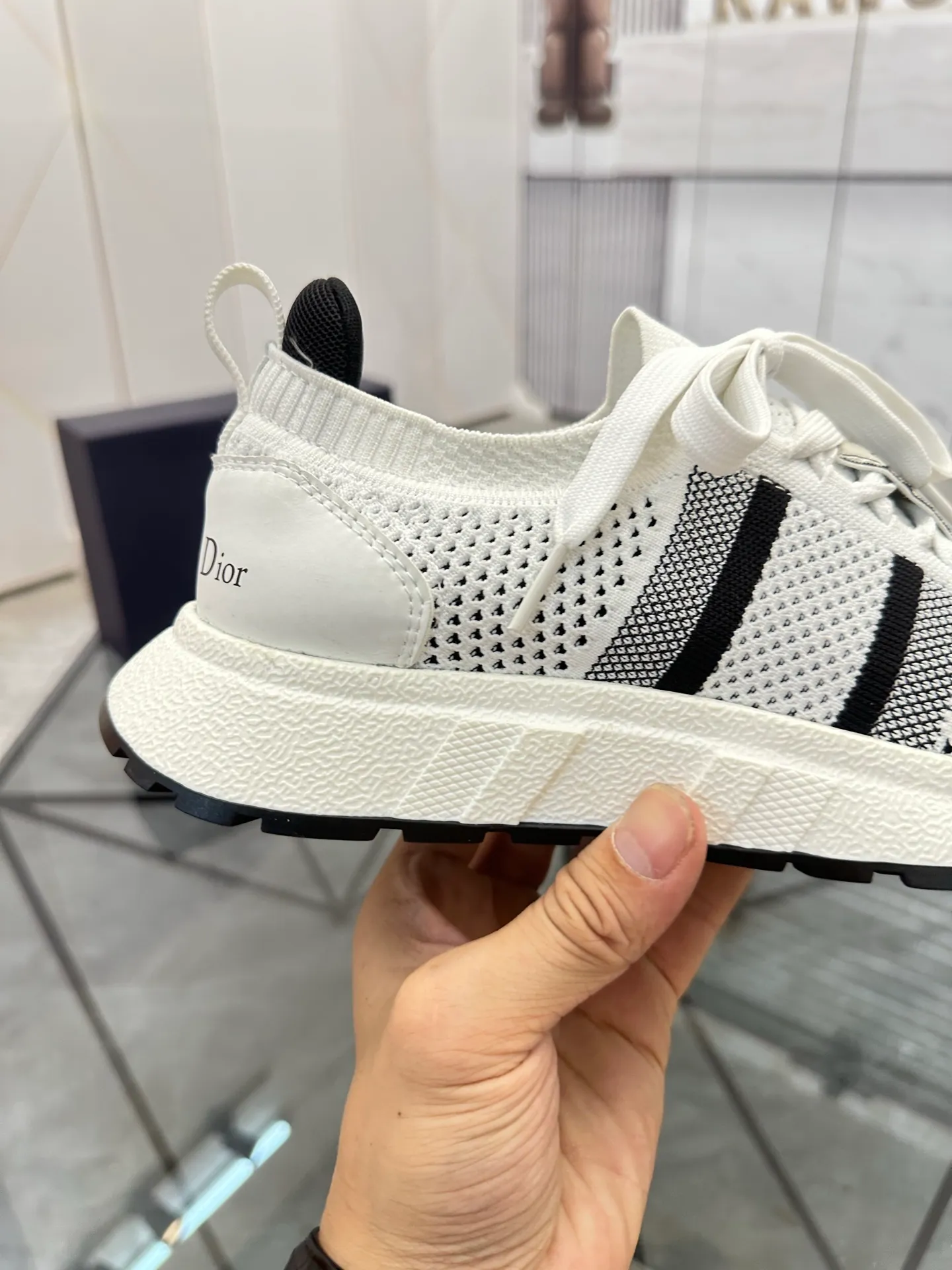 Selling men's shoes 💰: 💰P400¥ Product trademark: Dior* "Dior*" low-top casual shoes Regular size: 38-44 (can be customized to 45) Product materials: Imported breathable fly knit upper, breathable lining, original outsole. Number: 558